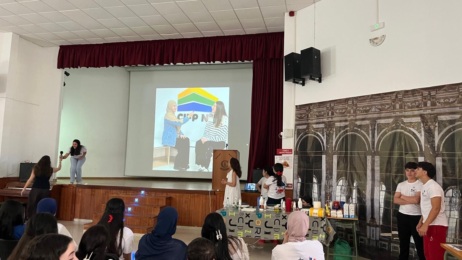 El IES Luis de Camoens celebra la francofonía con danza, poesía y sabor parisino
