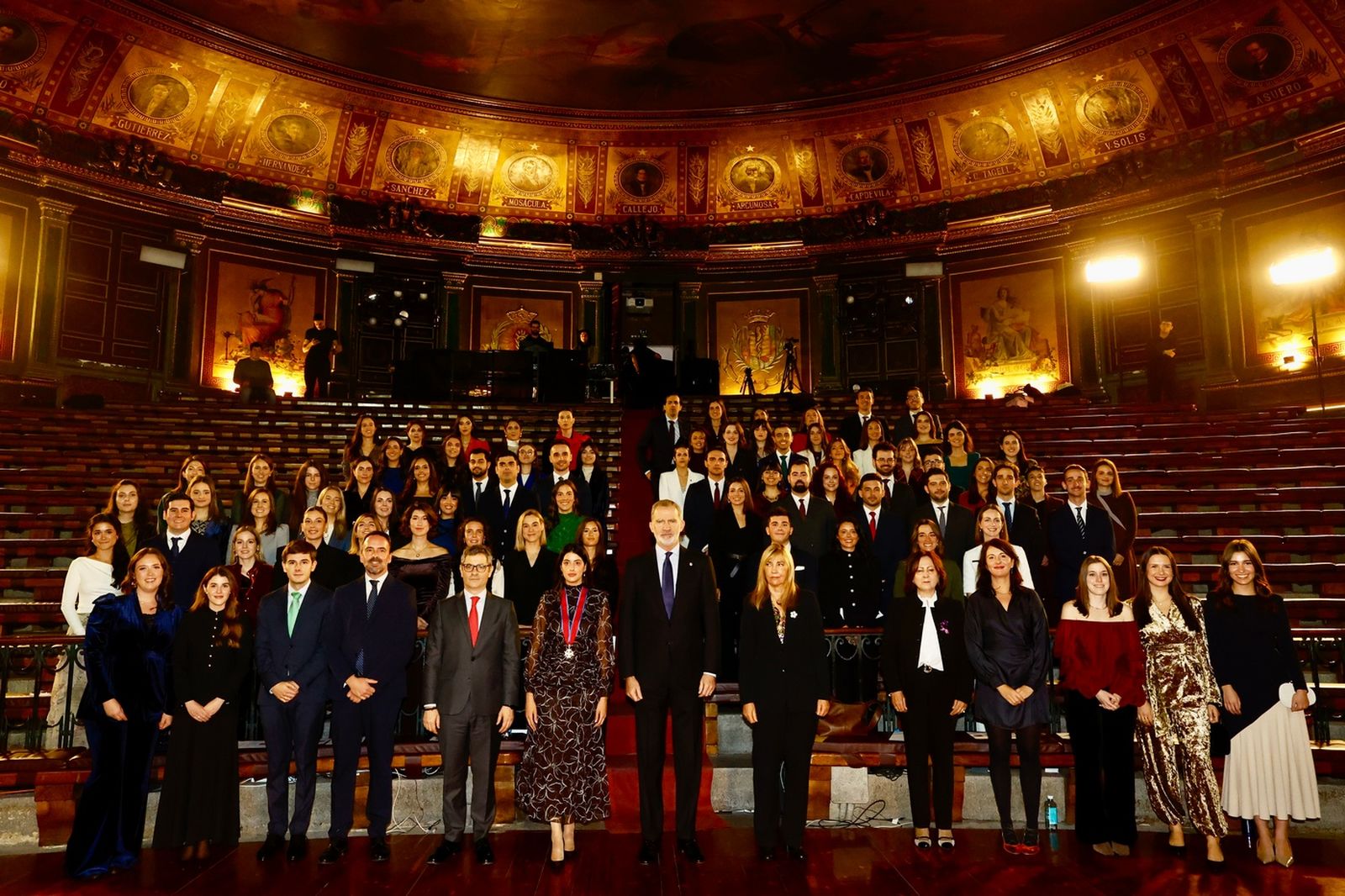Imagen de grupo en la entrega de despachos del Rey Felipe VI a la 63ª promoción de nuevos fiscales.