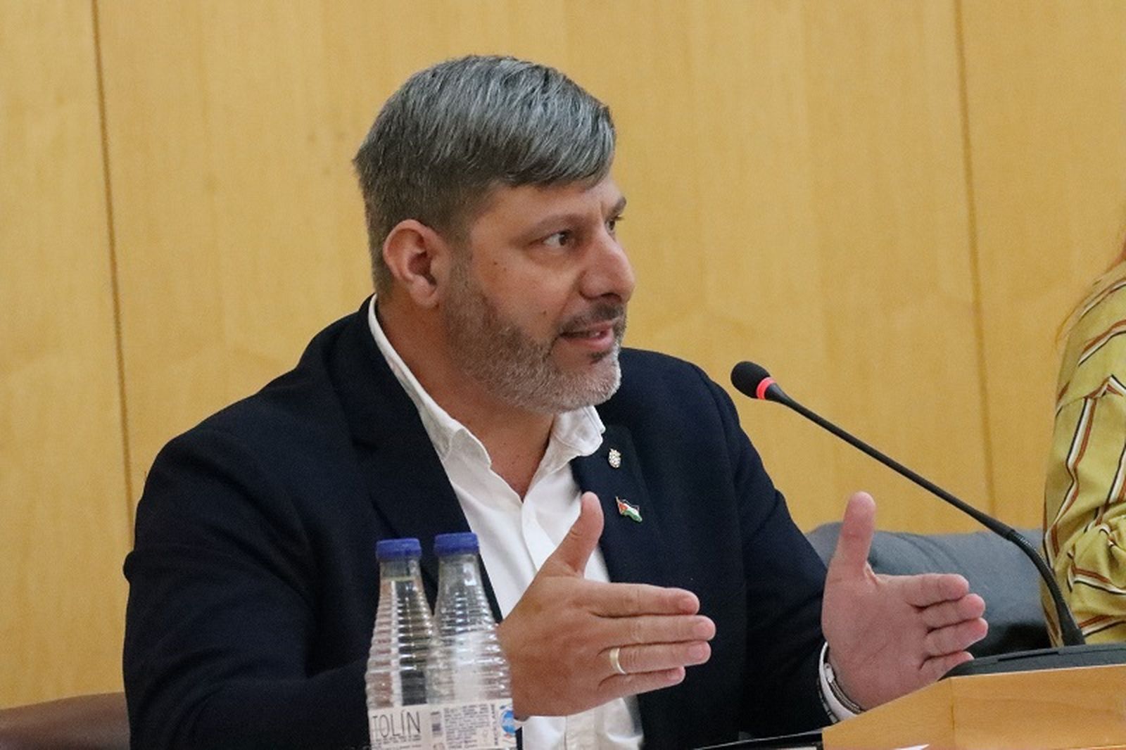 El portavoz de Ceuta Ya! en la Asamblea, Mohamed Mustafa, durante una sesión plenaria. / FOTO REDUAN