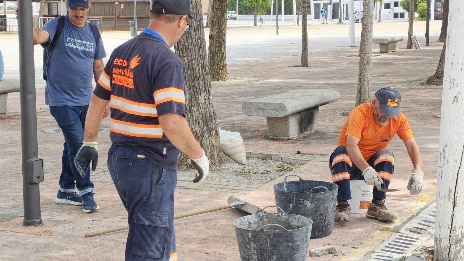 Empleados de Ecoservicios Ambientales limpiando el alcantarillado del recinto