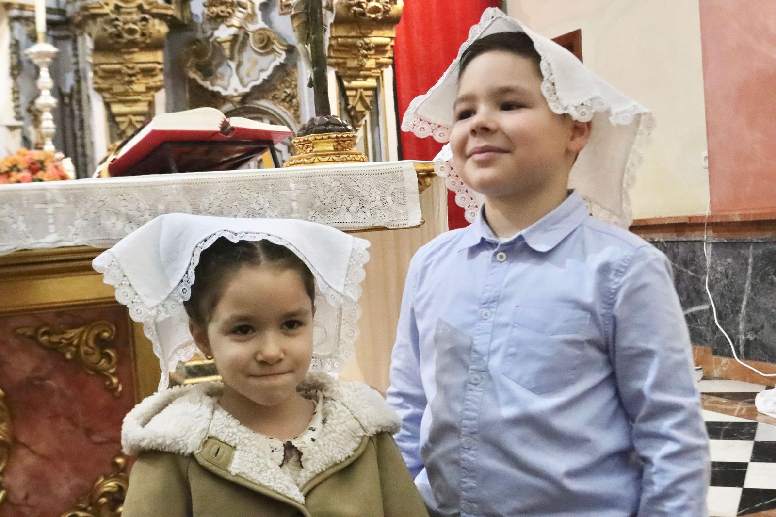 Dylan y Daira reciben el Sacramento del bautismo