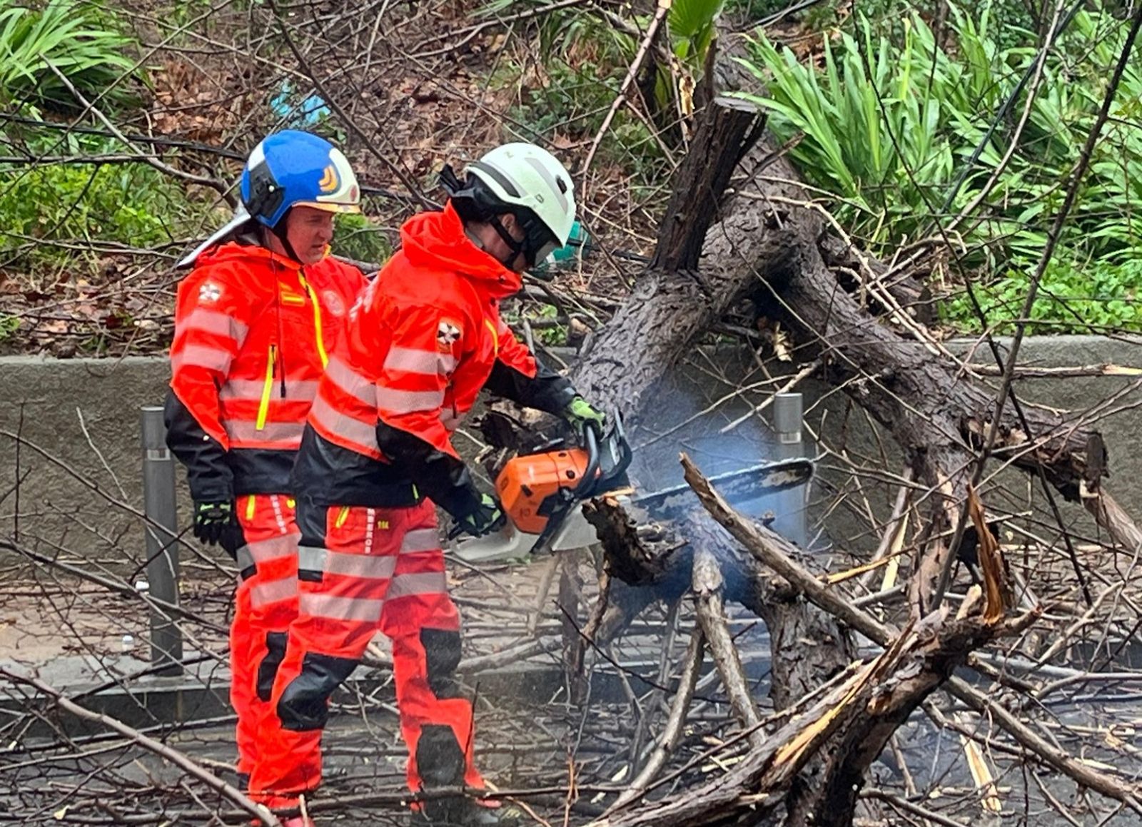 Bomberos durante el pasado temporal en Ceuta