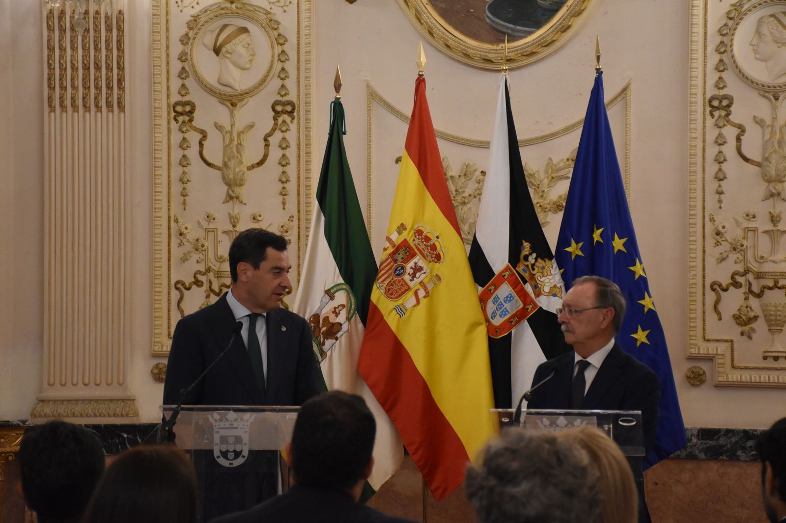 El presidente de la Junta de Andalucía, Juanma Moreno, junto al ceutí Juan Vivas