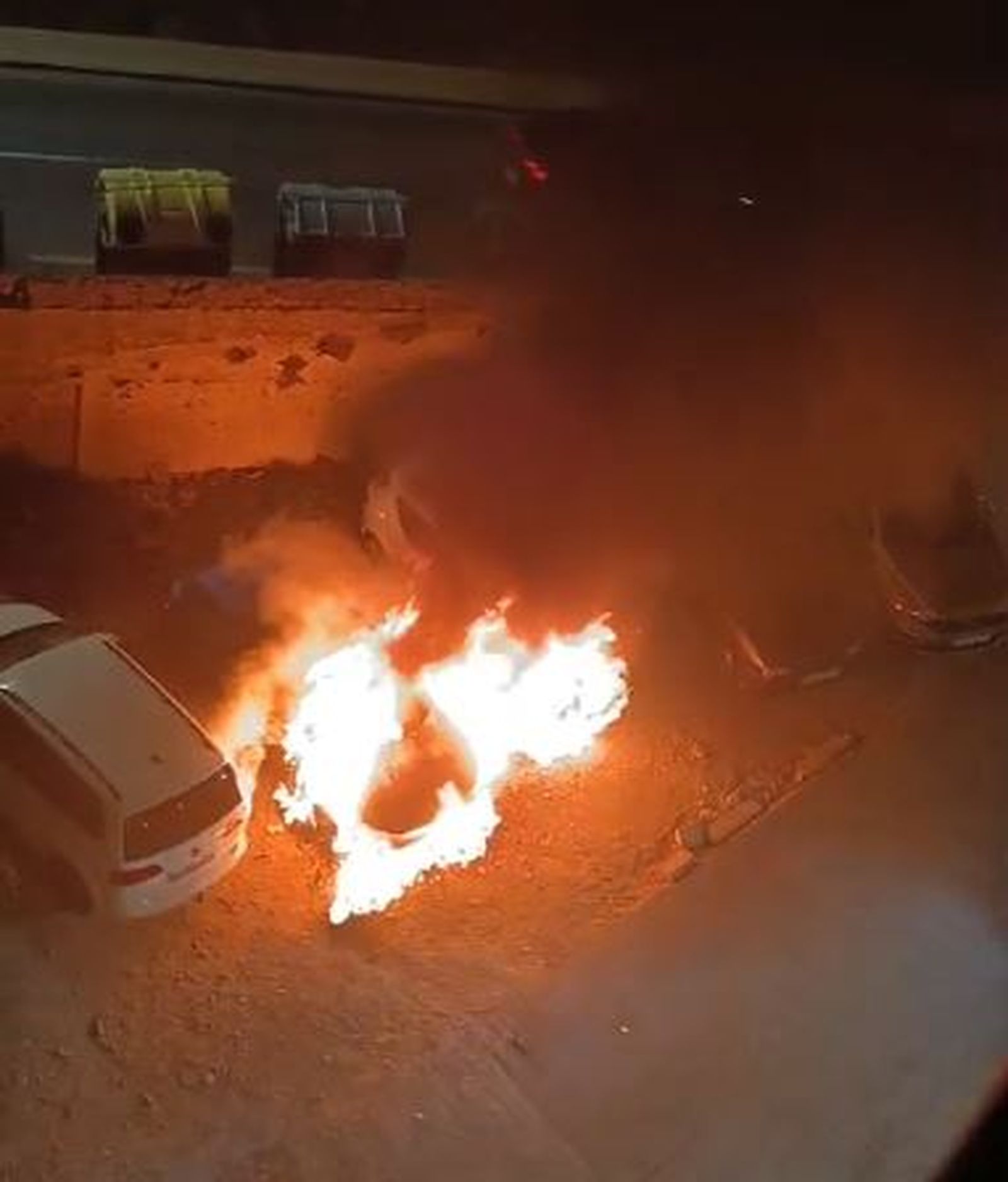 Momento en que arde uno de los dos vehículos