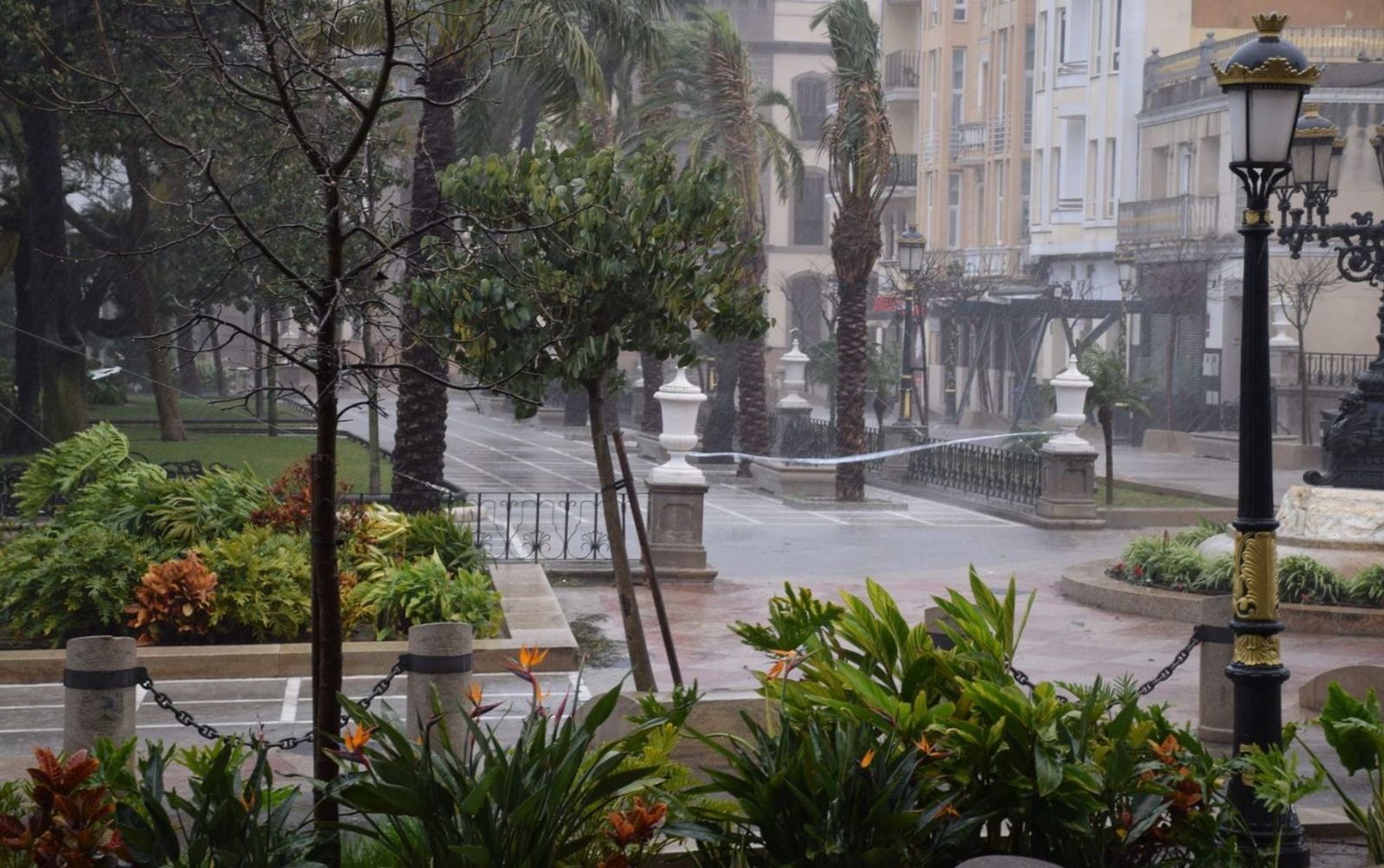 Una imagen de archivo de un día de temporal en Ceuta desde la Plaza de África