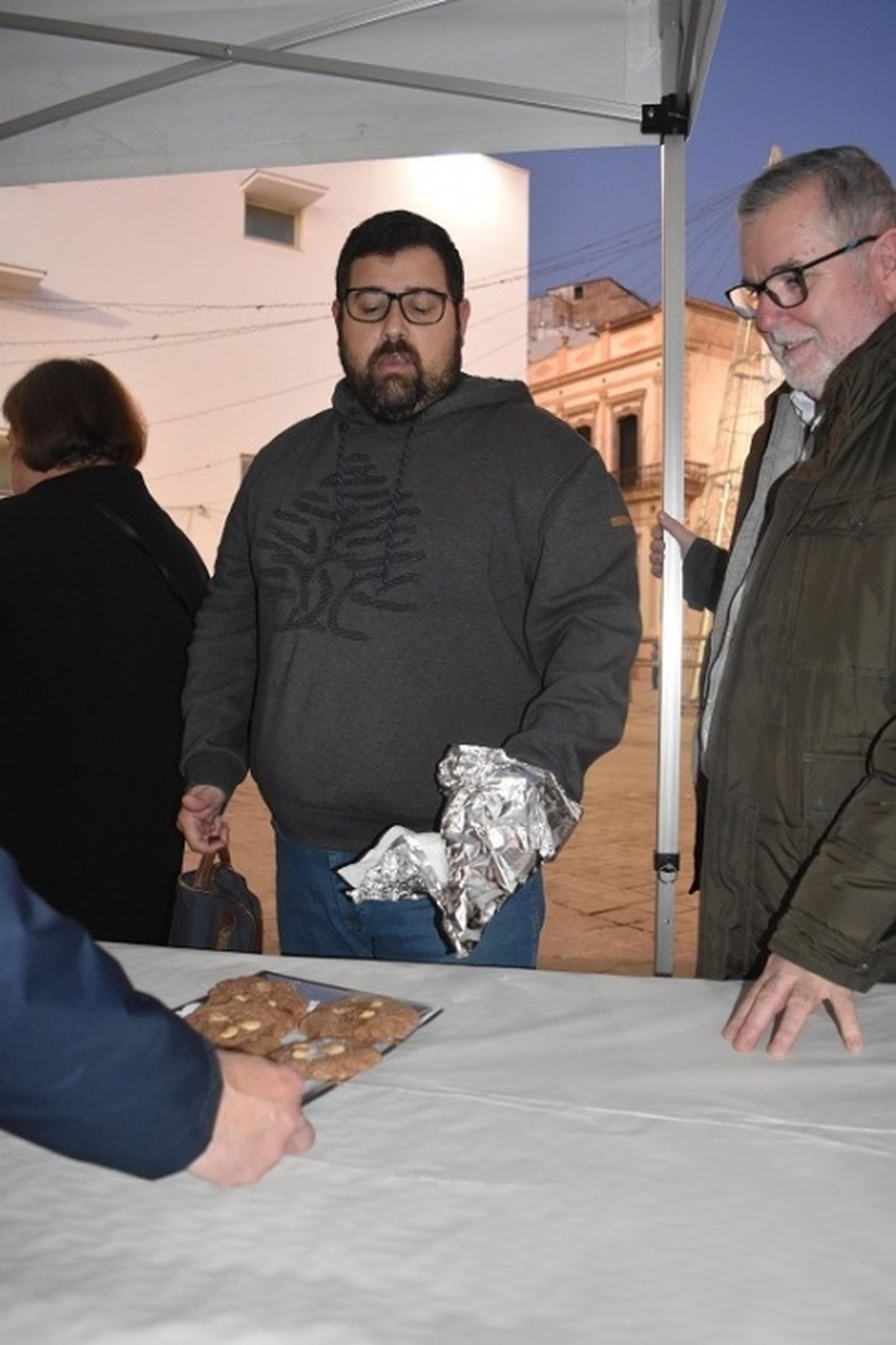 Javier Beneroso, hermano mayor de la Flagelación, presentando sus `Tortas reales´ / FOTO NICOL´S