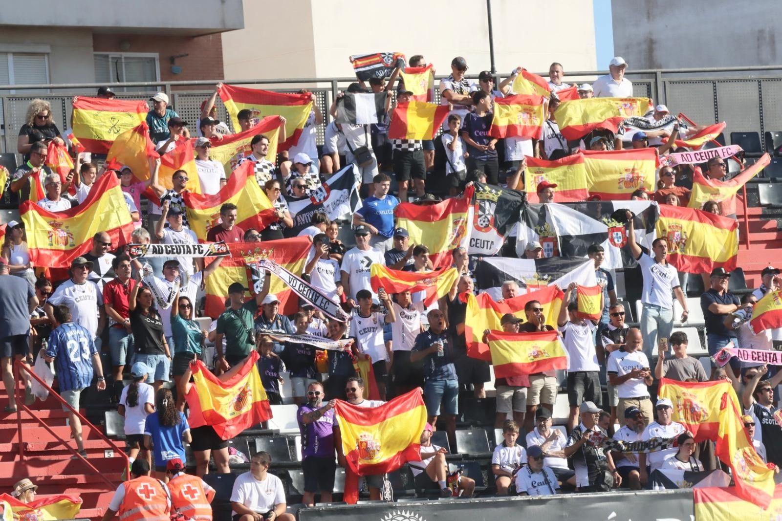 Los aficionados ceutíes con banderas de España