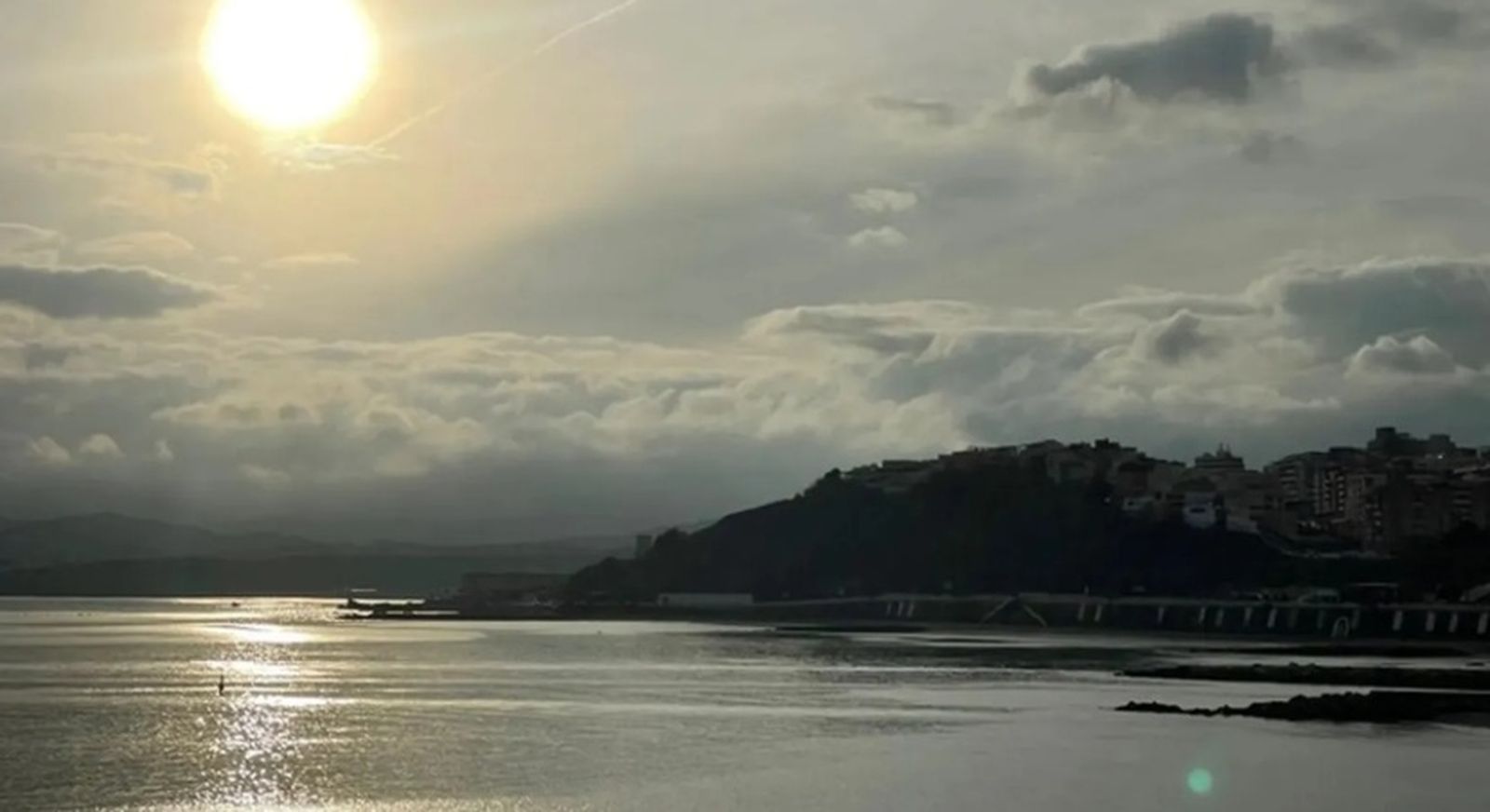 La evolución del día estará marcada por un ligero aumento de la nubosidad durante la tarde, con cielos parcialmente cubiertos entre las 12:00 y las 18:00 horas
