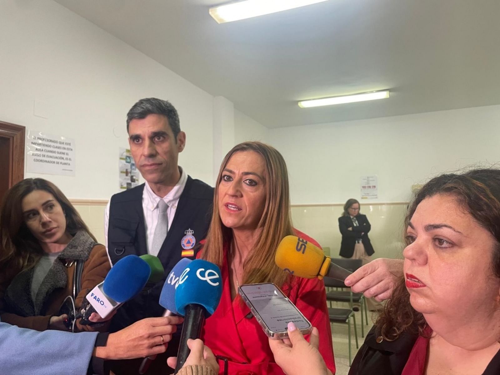 Barcones atiende a los periodistas antes del inicio de la charla/FOTO REDUAN