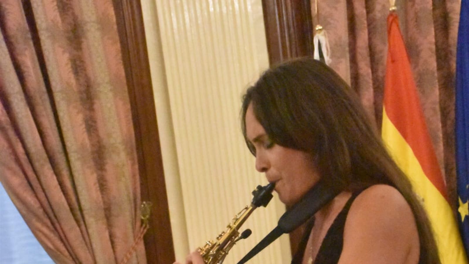 El saxofón, a través de la artista ceutí, puso la nota musical al Acto Institucional