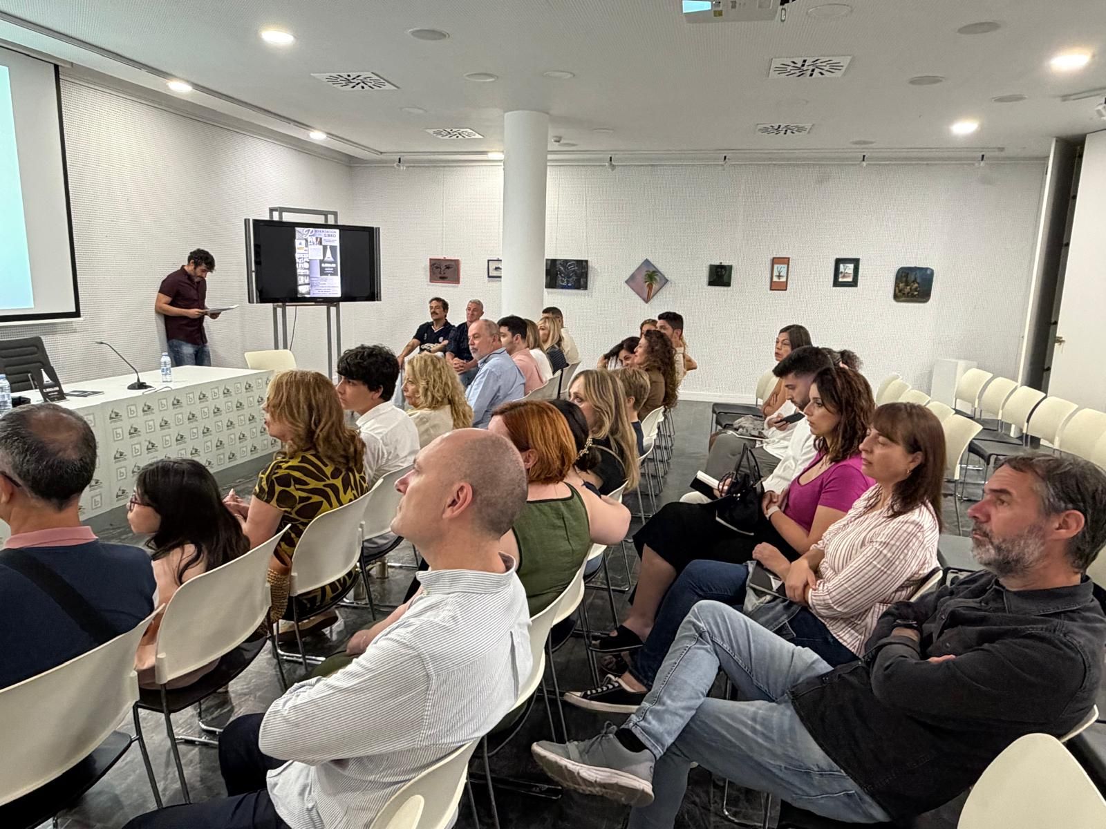 Niños y mayores aprenden y disfrutan de la penúltima jornada de Feria del Libro
