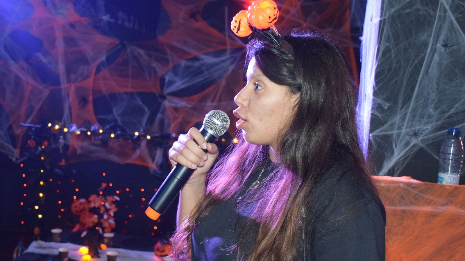 La trabajadora de Sara Zein Nabila Selaj durante las actividades con los niños La trabajadora de Sara Zein Nabila Selaj durante las actividades con los niños