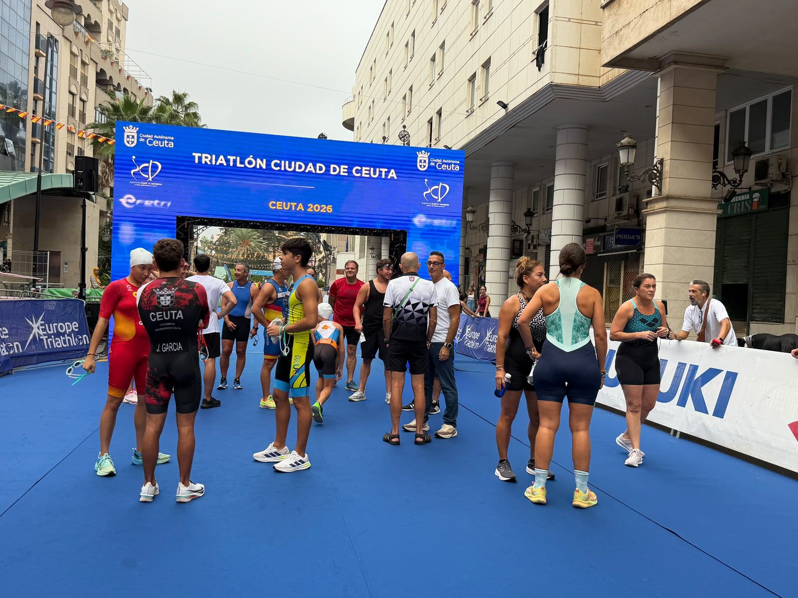 Los aficionados al triatlón en Ceuta se reúnen para participar en el Acuatlón Popular 'Juan Mur' y en la Phoenix Kids Triathlon
