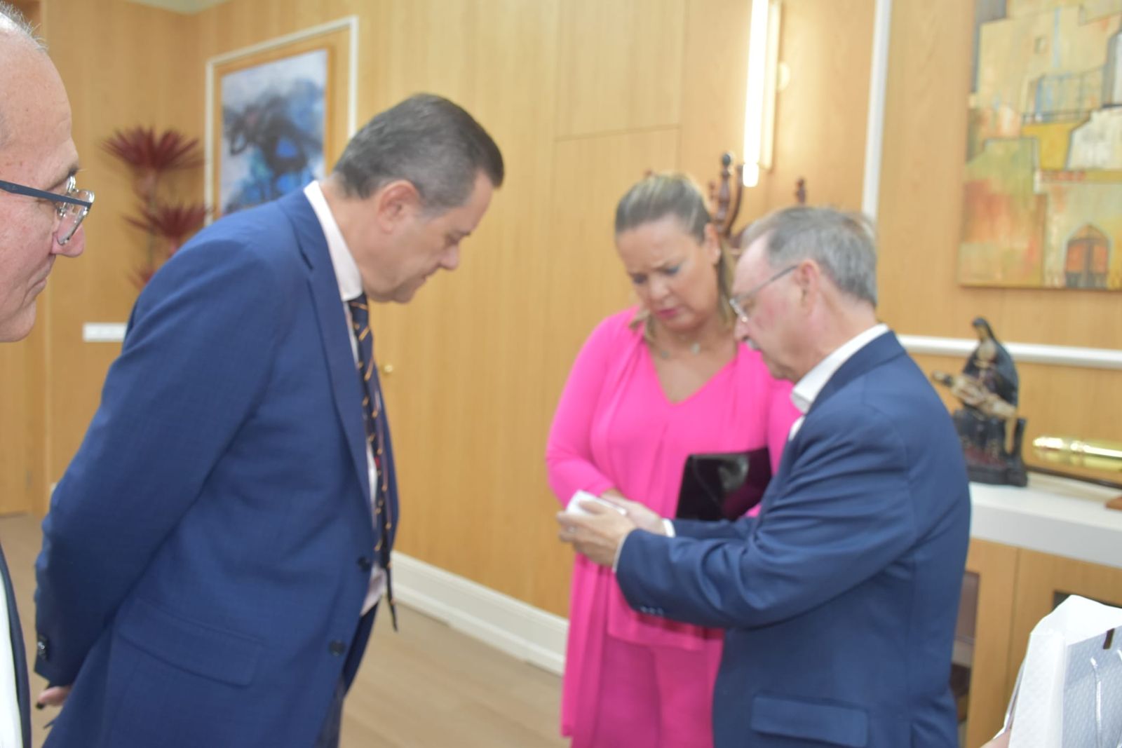 El presidente Juan Vivas recibe en el palacio autonómico a Roncero
