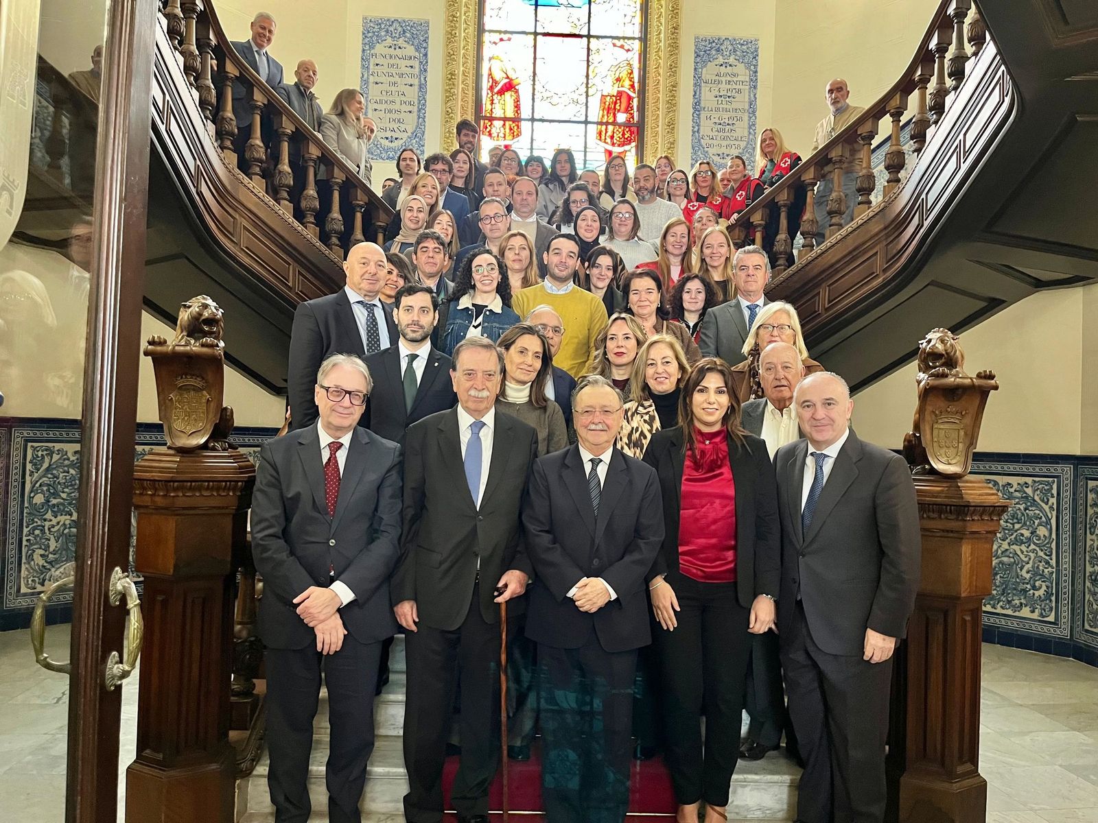 Foto de familia de los participantes en el acto