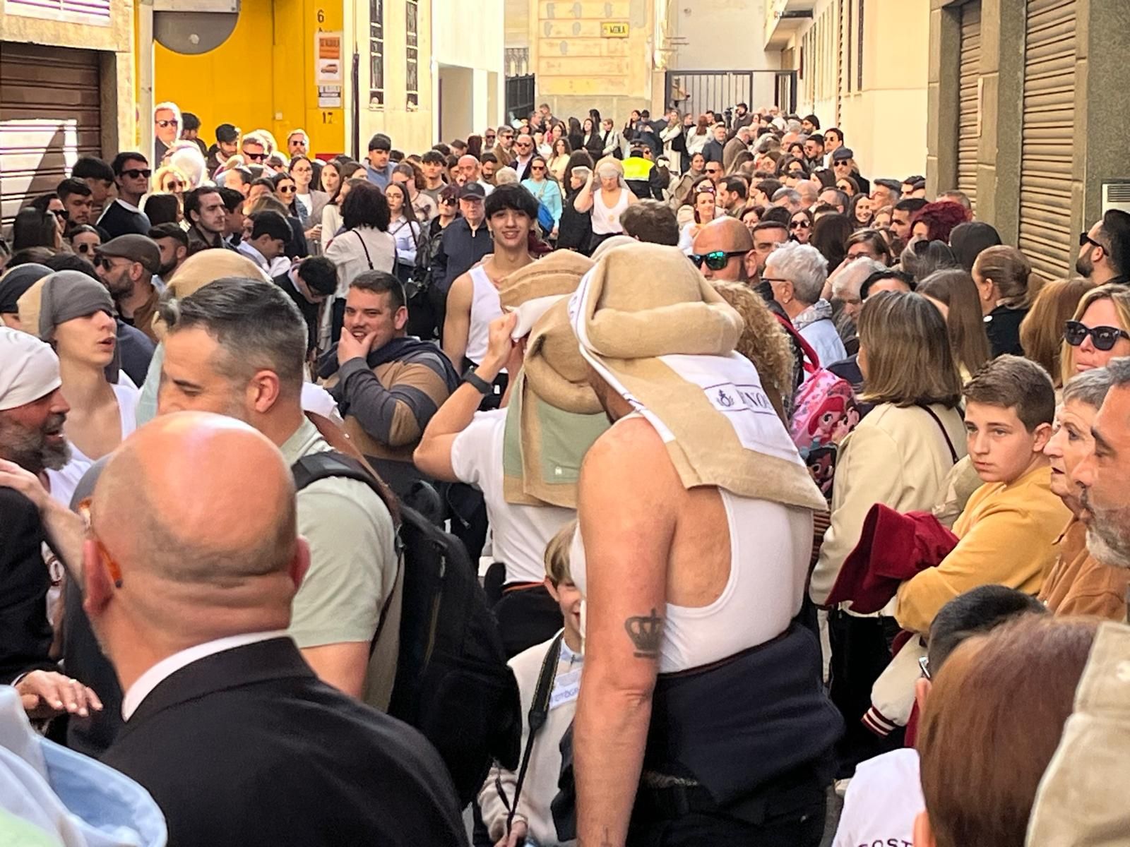 Cuarenta y cinco hombres bajo las trabajaderas y uno "ayudando desde el cielo"