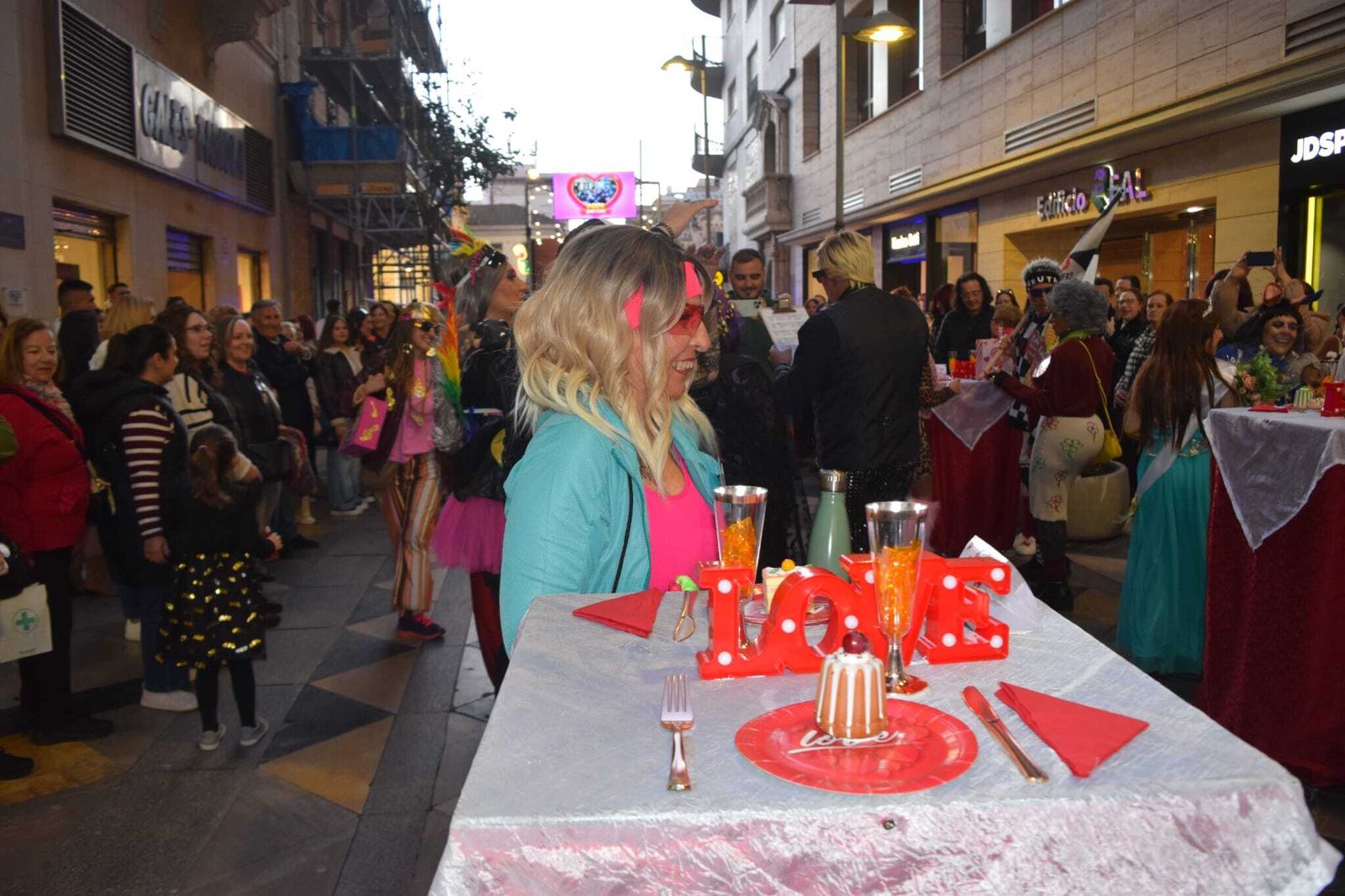 Los Popi enamoran a Ceuta con un pasacalles destinado a la búsqueda de su “media caballa”