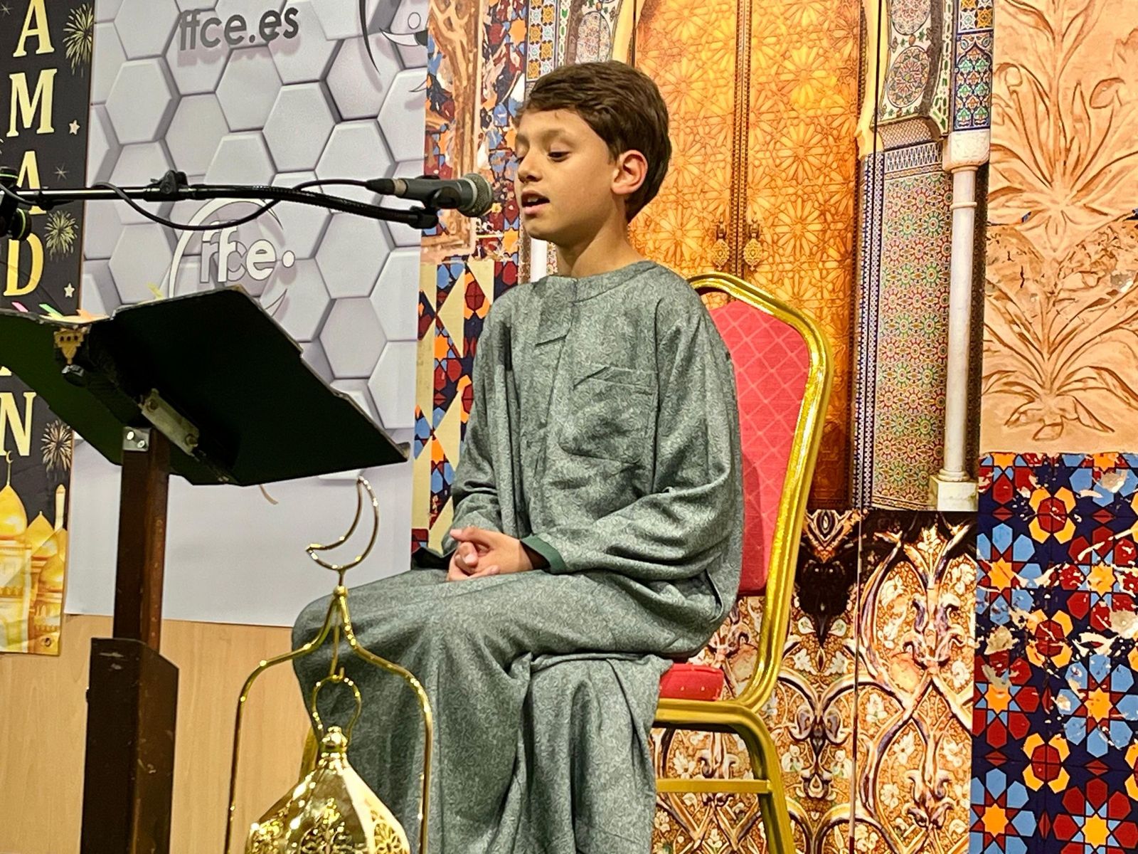 El alumnado de Al Idrissi recita el Corán en taywid en el salón de actos de la RFFCE