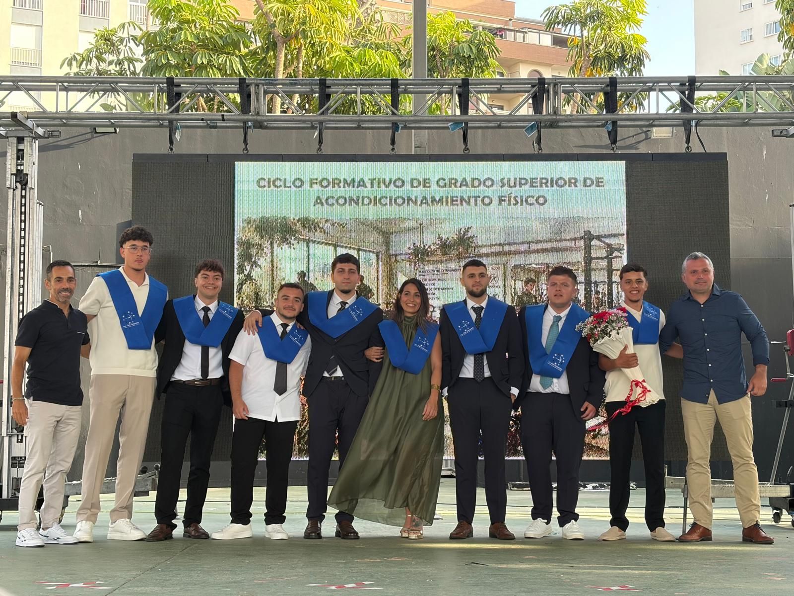 Multitudinaria graduación del Clara Campoamor en el Auditorio de la Marina