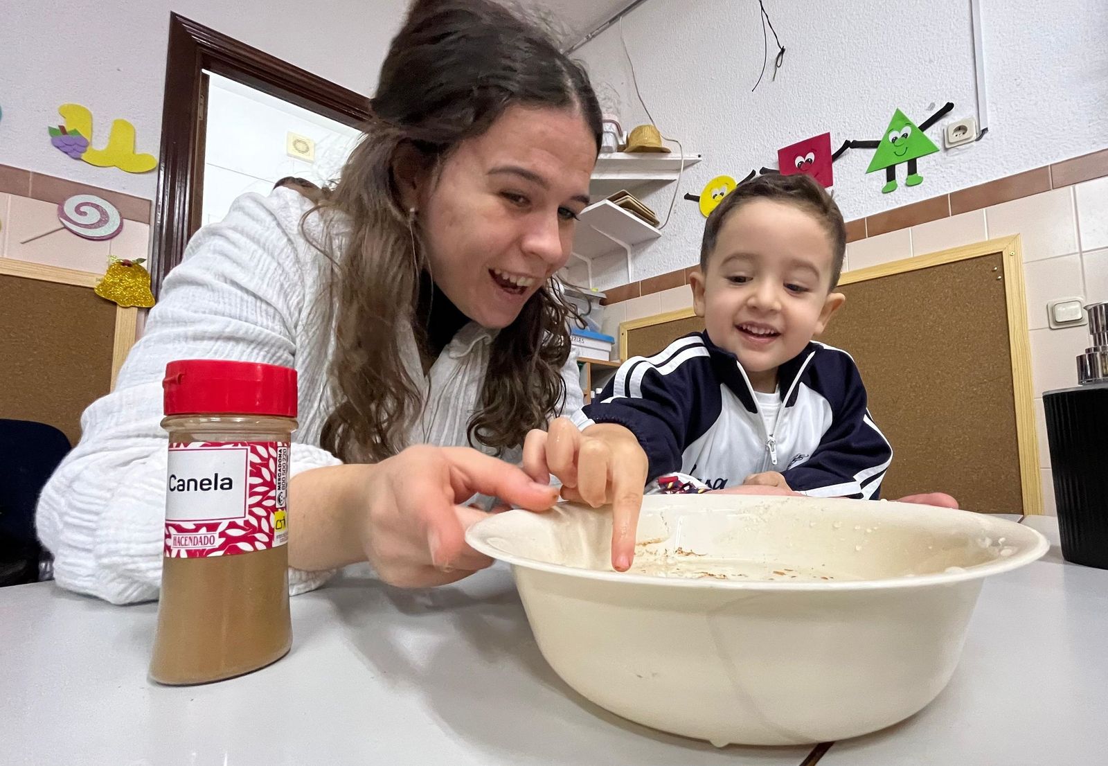 Estudiantes de Enfermería y pequeños del Beatriz de Silva, en una jornada sobre hábitos saludables