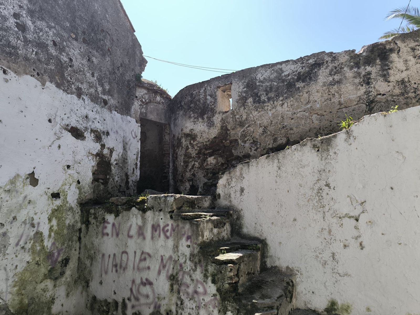 Zonas pintadas y deterioradas del Castillo de San Amaro.