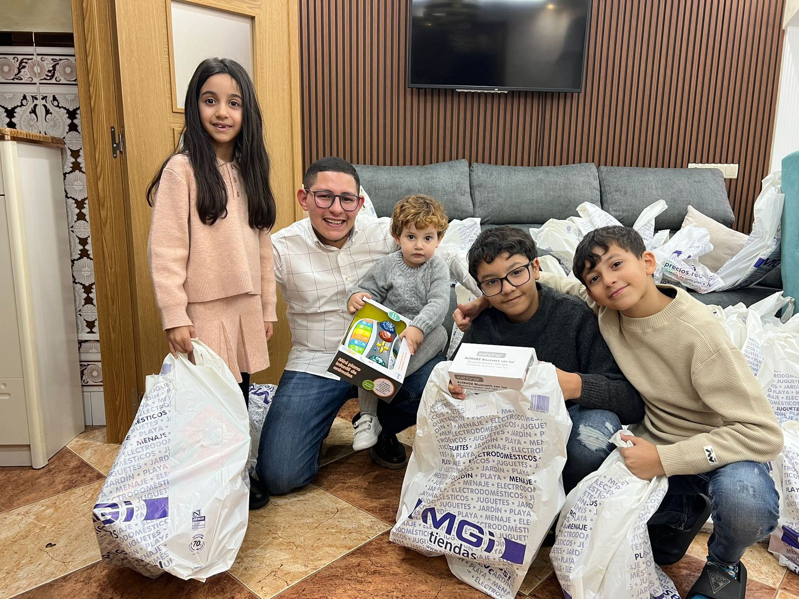 Omar Chaib junto a jóvenes de la barriada