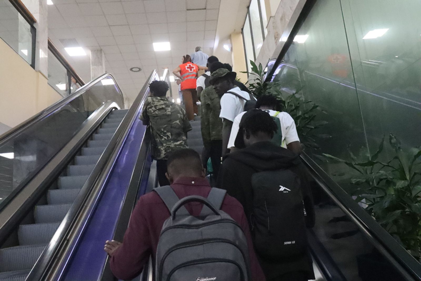 Varios chicos migrantes suben hasta la puerta de embarque. / FOTO REDUAN