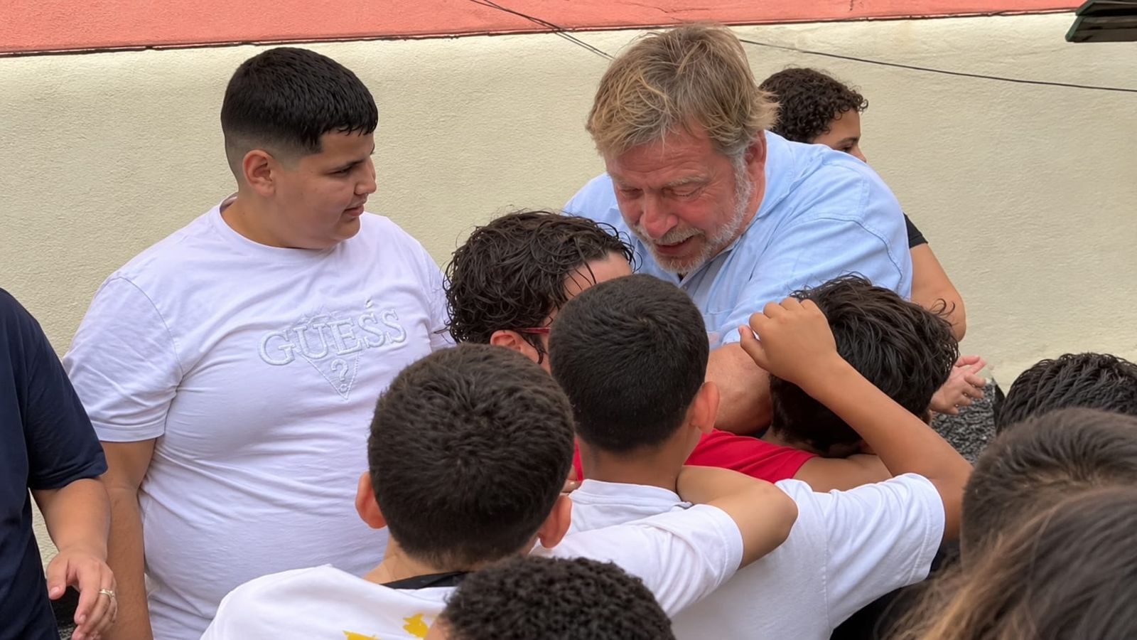 Los alumnos mostraron al consejere el cariño que les tienen después de su trayectoria en el centro educativo