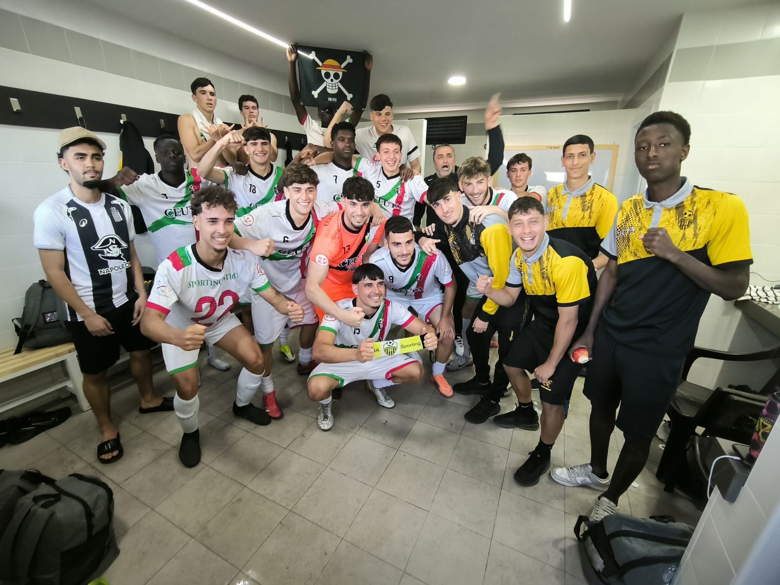 El Sporting celebró la permanencia en el vestuario