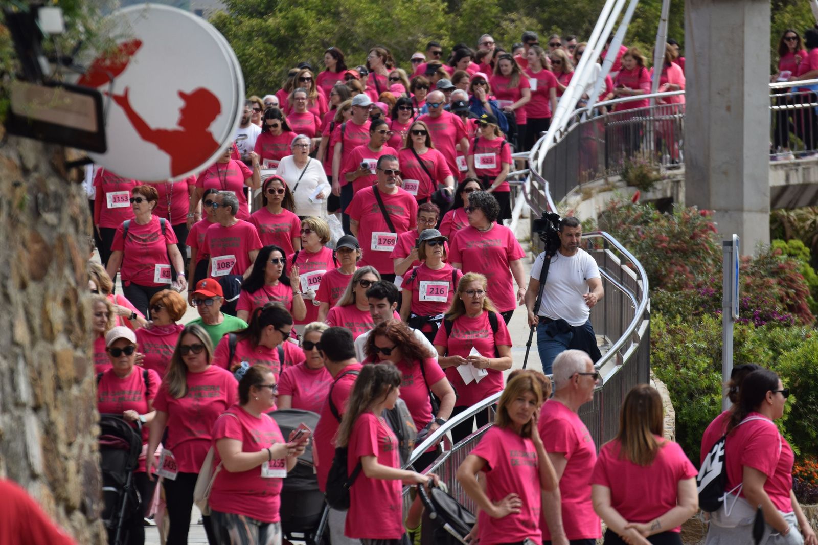 Ceuta se viste de rosa para abrazarse a la vida