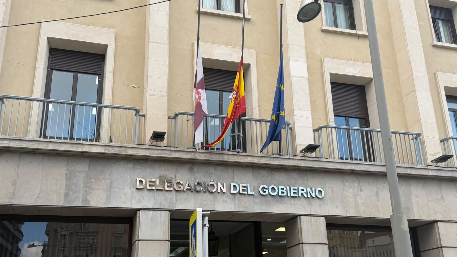 Ceuta muestra su duelo por la tragedia ferroviaria de Toledo con las banderas a media asta