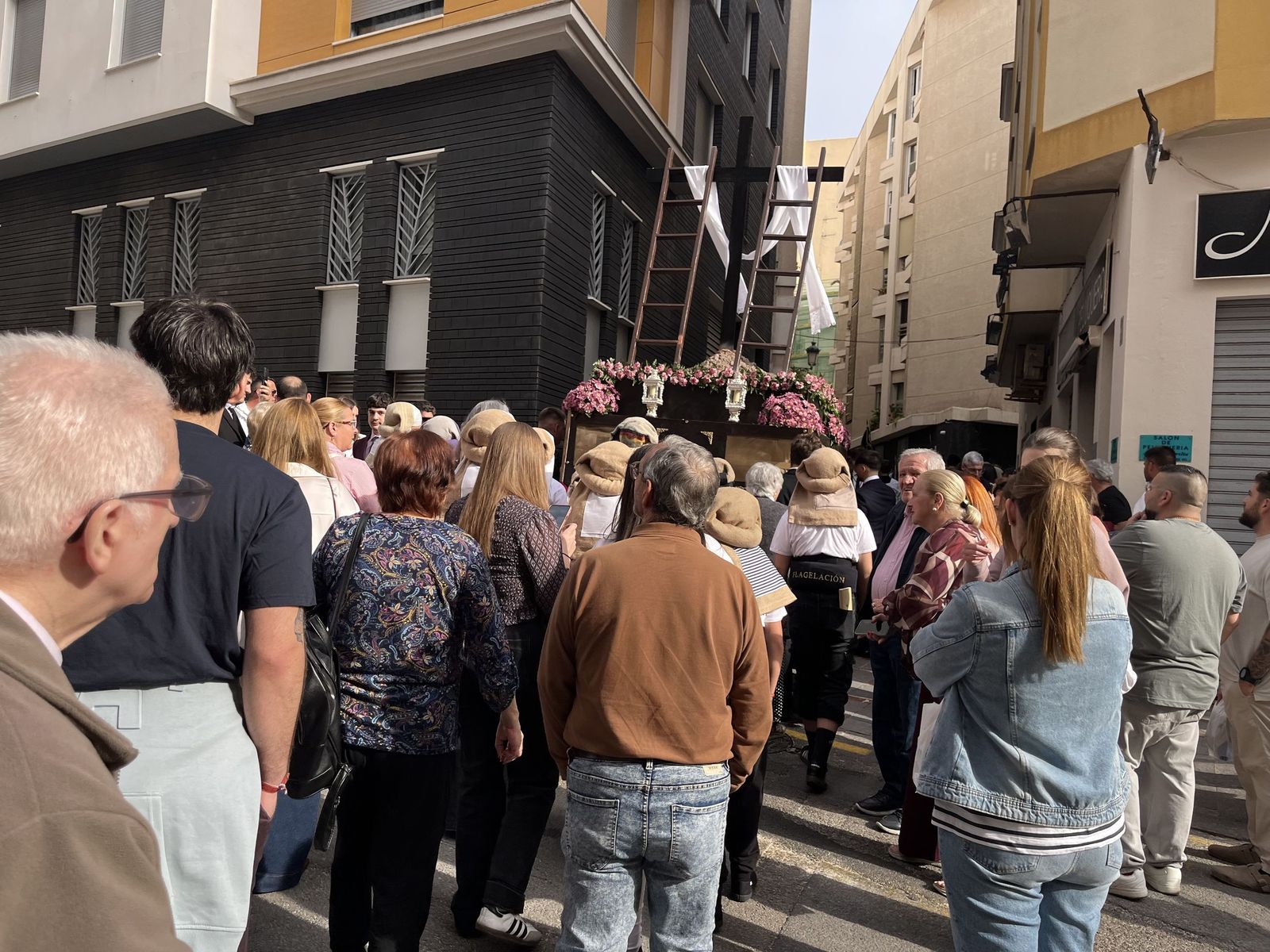 Ceuta acompaña a la Cruz de Mayo de La Flagelación en su primera salida con costaleros