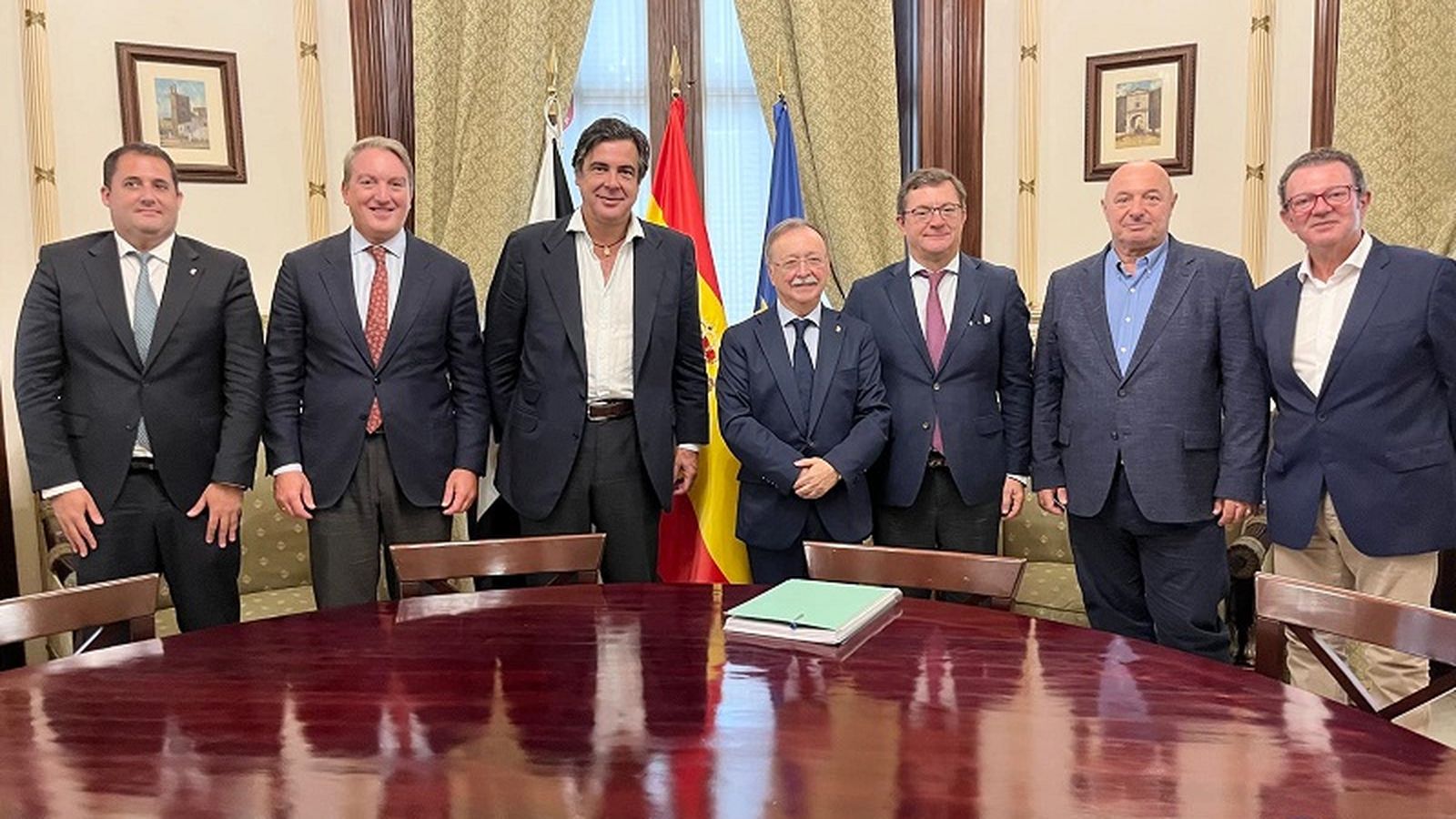 El presidente de la Ciudad Autónoma, Juan Jesús Vivas, ha recibido en el Palacio Autonómico a la delegación empresarial, encabezada por el presidente de CESUR, José Manuel González