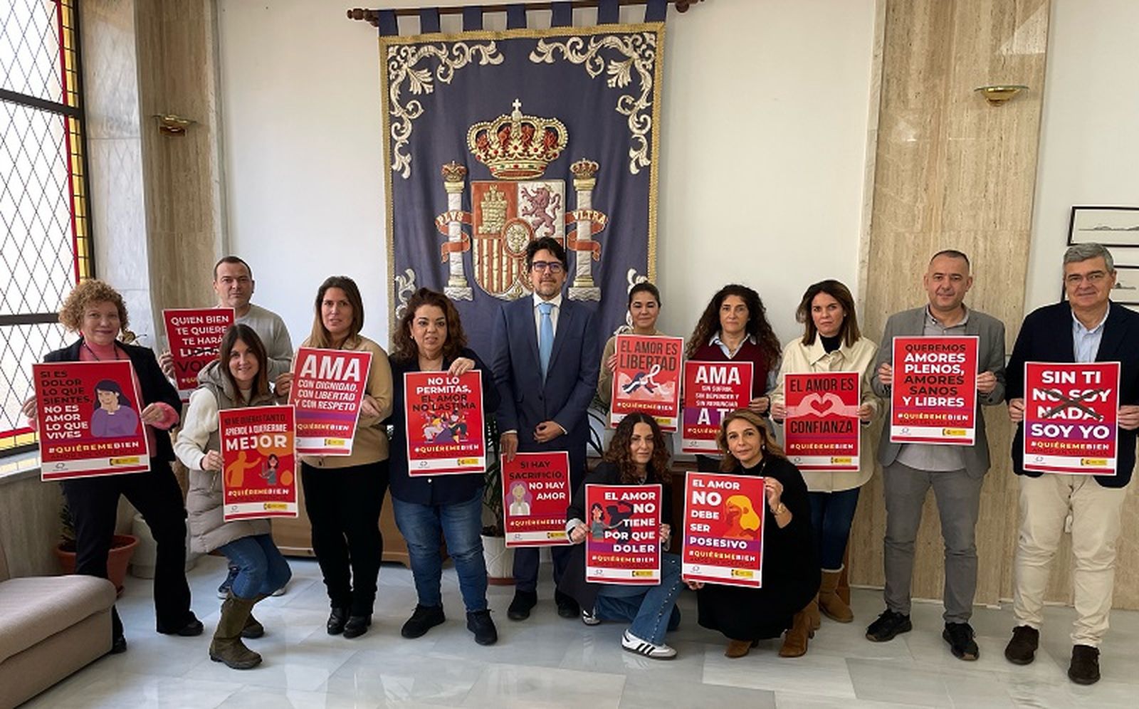 Puesta de carteles en Delegación del Gobierno este 13 de febrero./ FOTO DELEGACIÓN DEL GOBIERNO