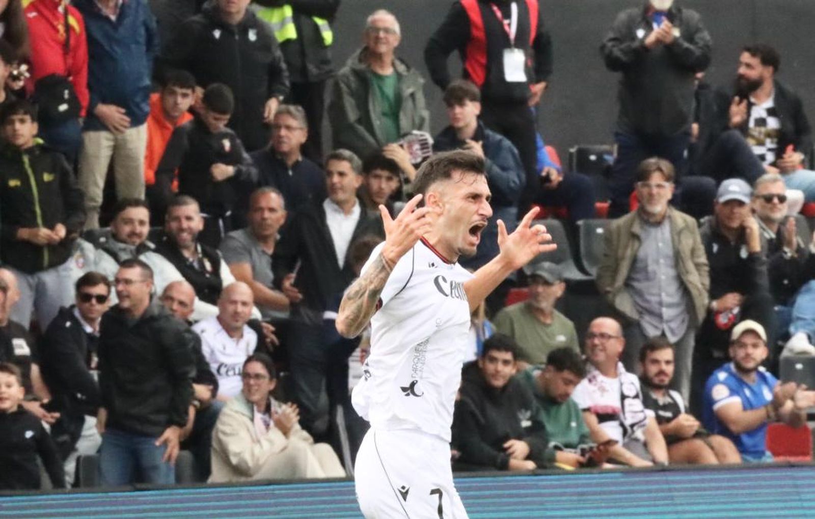 Camacho celebra con rabia su gol al Oviedo