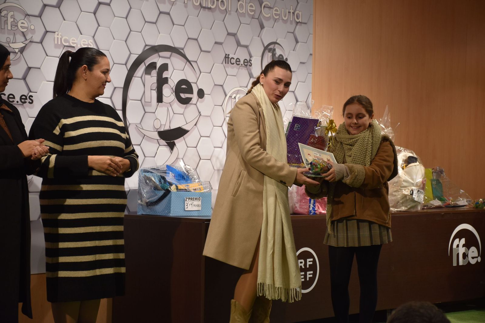 La entrega de premios de la FAMPA por la confección de tarjetas navideñas, en imágenes