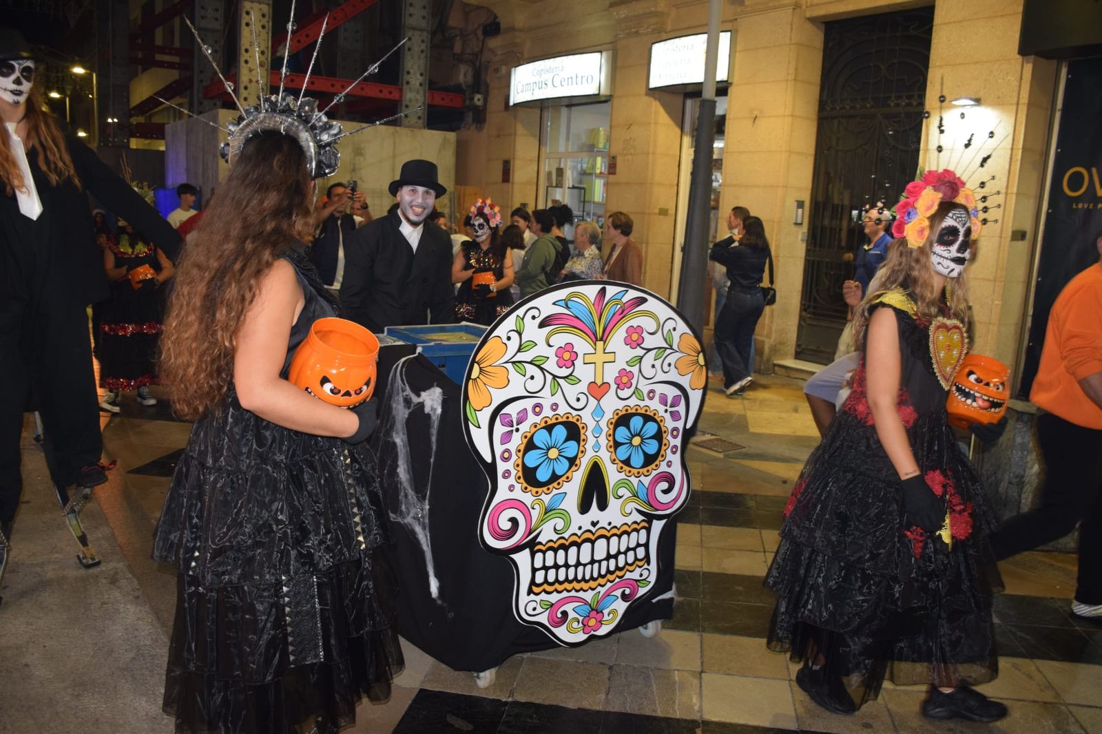 Ceuta se llena de huesos y risas en un Halloween de miedo Ceuta se llena de huesos y risas en un Halloween de risas