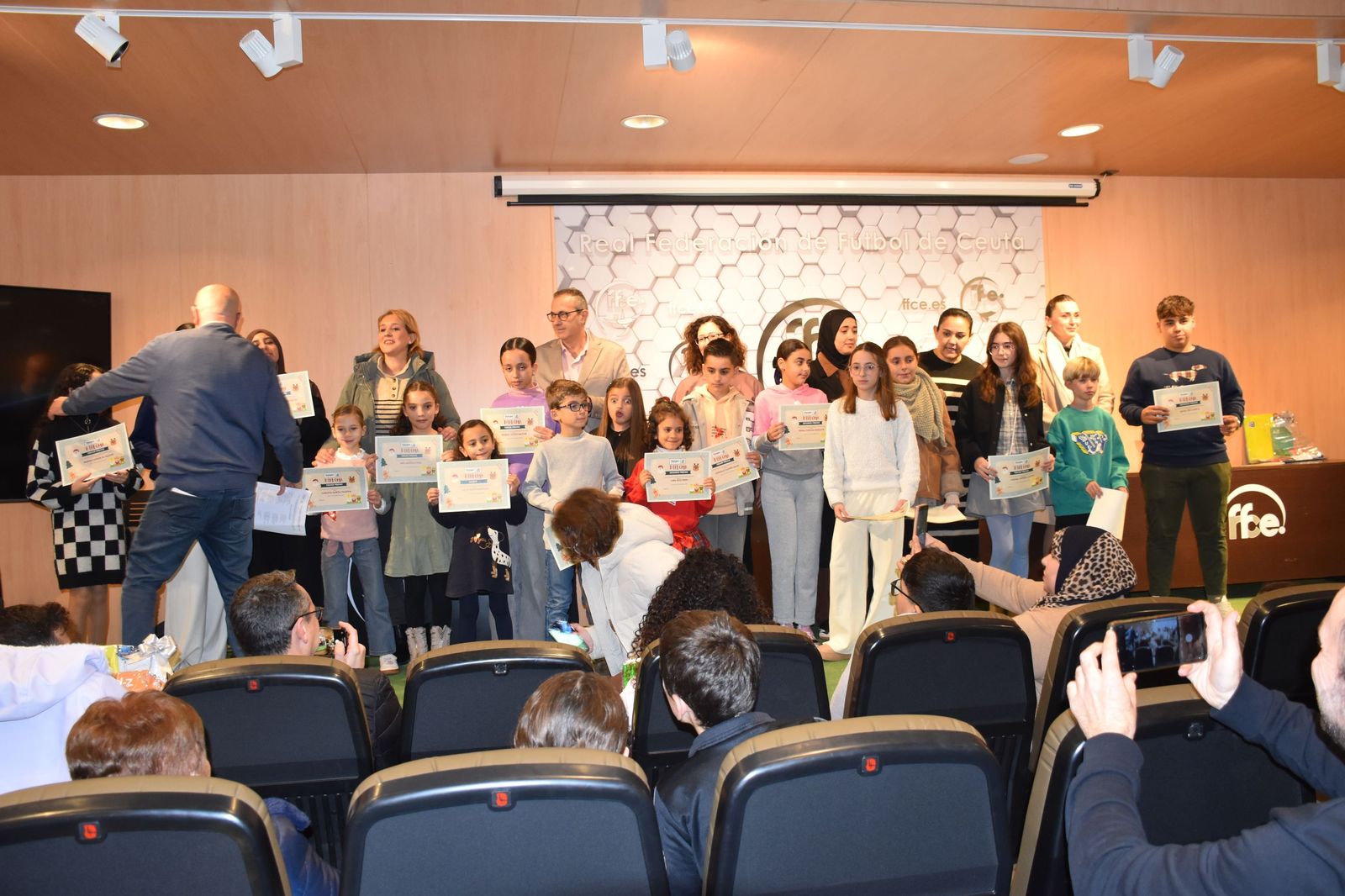 La entrega de premios de la FAMPA por la confección de tarjetas navideñas, en imágenes