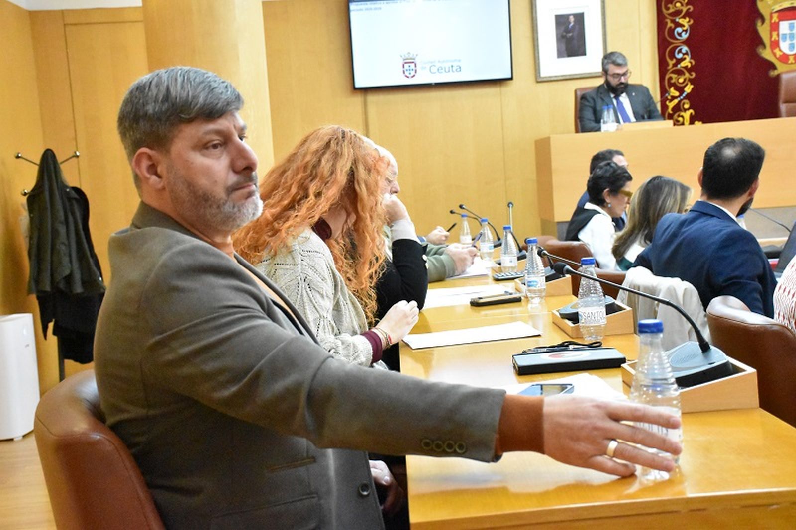 El líder de Ceuta Ya!, Mohamed Mustafa, durante el pleno extraordinario de este miércoles. / FOTO NICOL'S