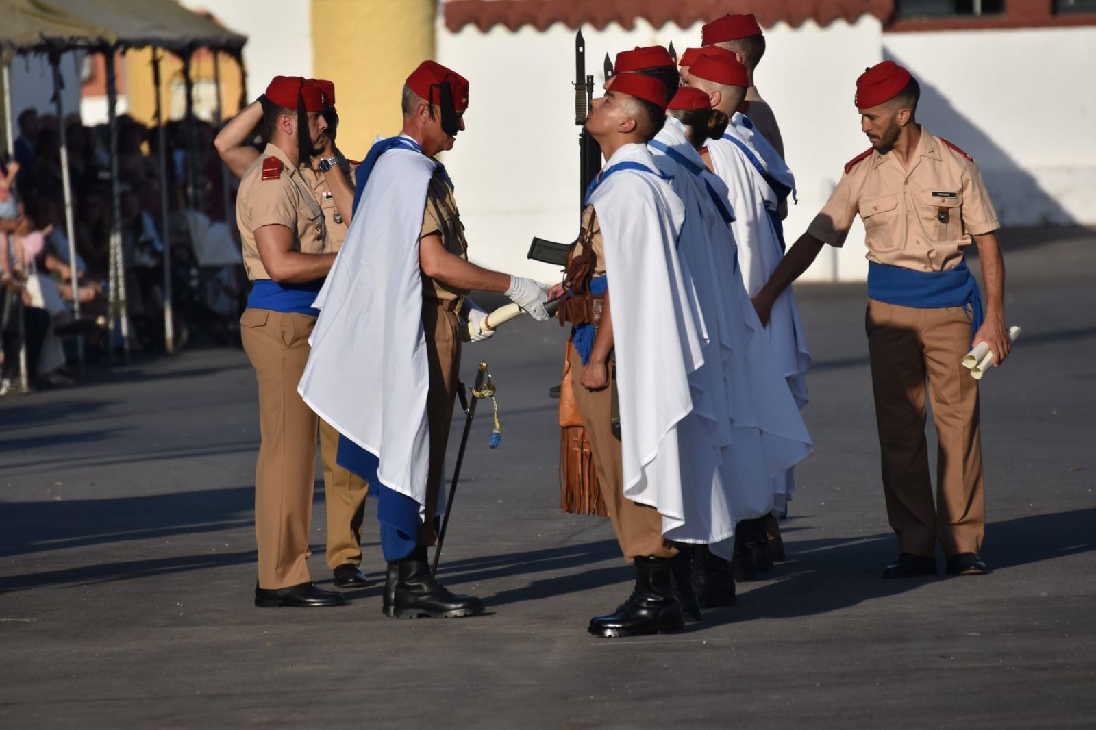 El acuartelamiento González-Tablas acoge una parada militar por el 115 aniversario de Regulares