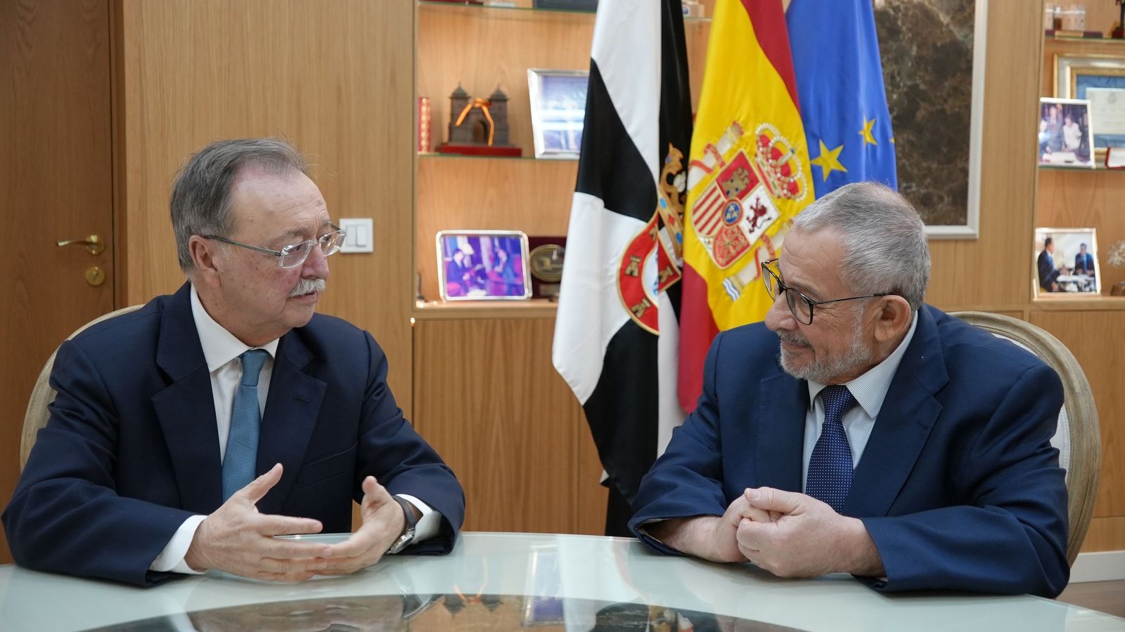 El presidente de la Ciudad, Juan Vivas, y el presidente de la Comisión Islámica de España (CIE), Aiman Adlbi, durante su encuentro en el Palacio de la Asamblea