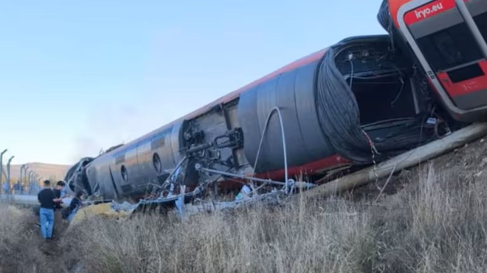 Dos trenes chocan en Toledo y dos vagones caen por un terraplén