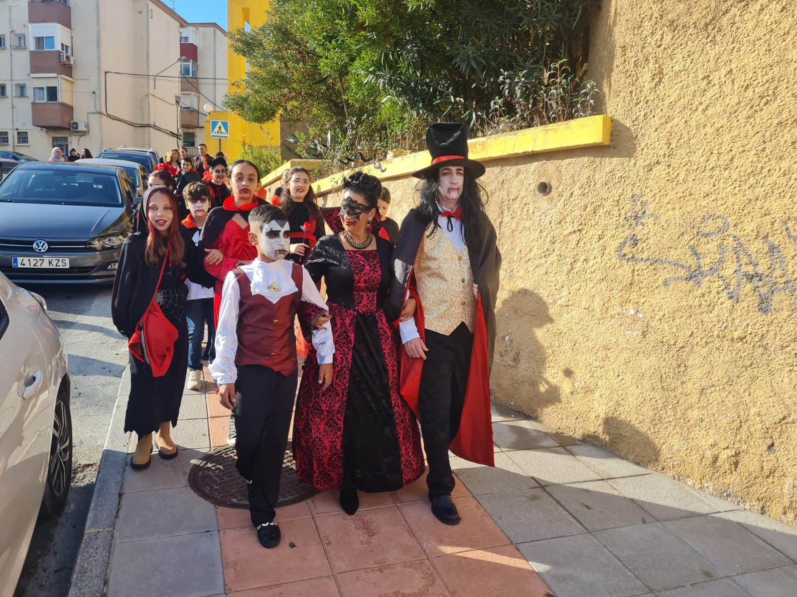 FOTOGALERÍA | El CEIP Rosalía de Castro lleva la magia de Halloween a las calles de la barriada con un pasacalles