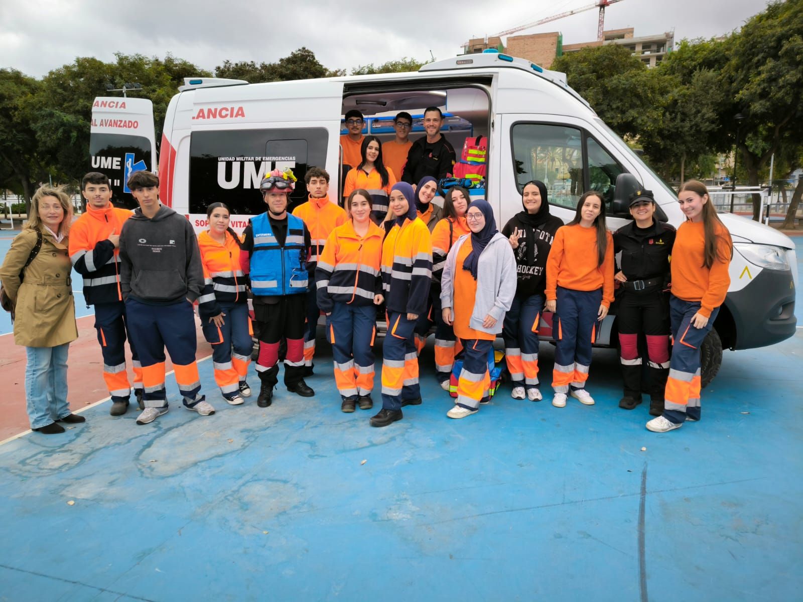 Desde la Unidad Militar de Emergencias se agradece "la colaboración de las diversas instituciones autonómicas y locales que facilitan la posibilidad de que nuestros miembros se instruyan en espacios naturales, así como a la ciudadanía su comprensión, informando a su vez que los movimientos de numerosos servicios de emergencias se deberán a un simulacro".