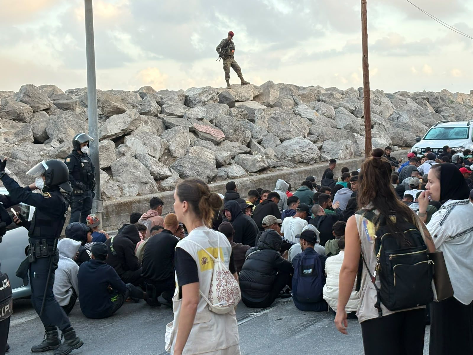 Tenso traslado  de más de  3.000 migrantes de las playas de Ceuta a un nuevo centro temporal