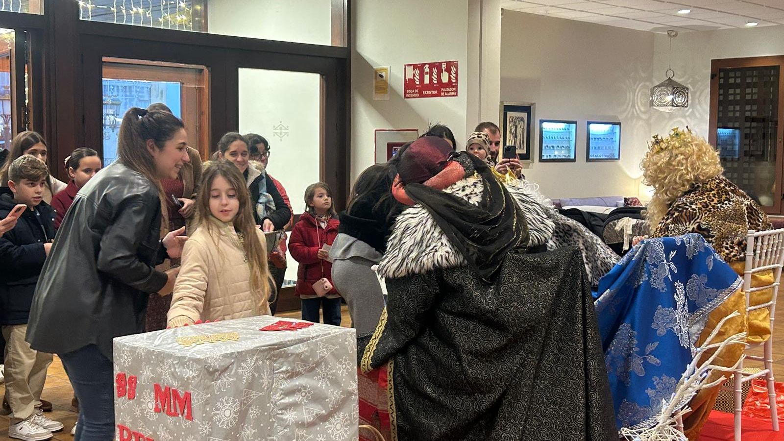 Los Reyes Magos recogen las cartas de los más pequeños en el Parador de Ceuta