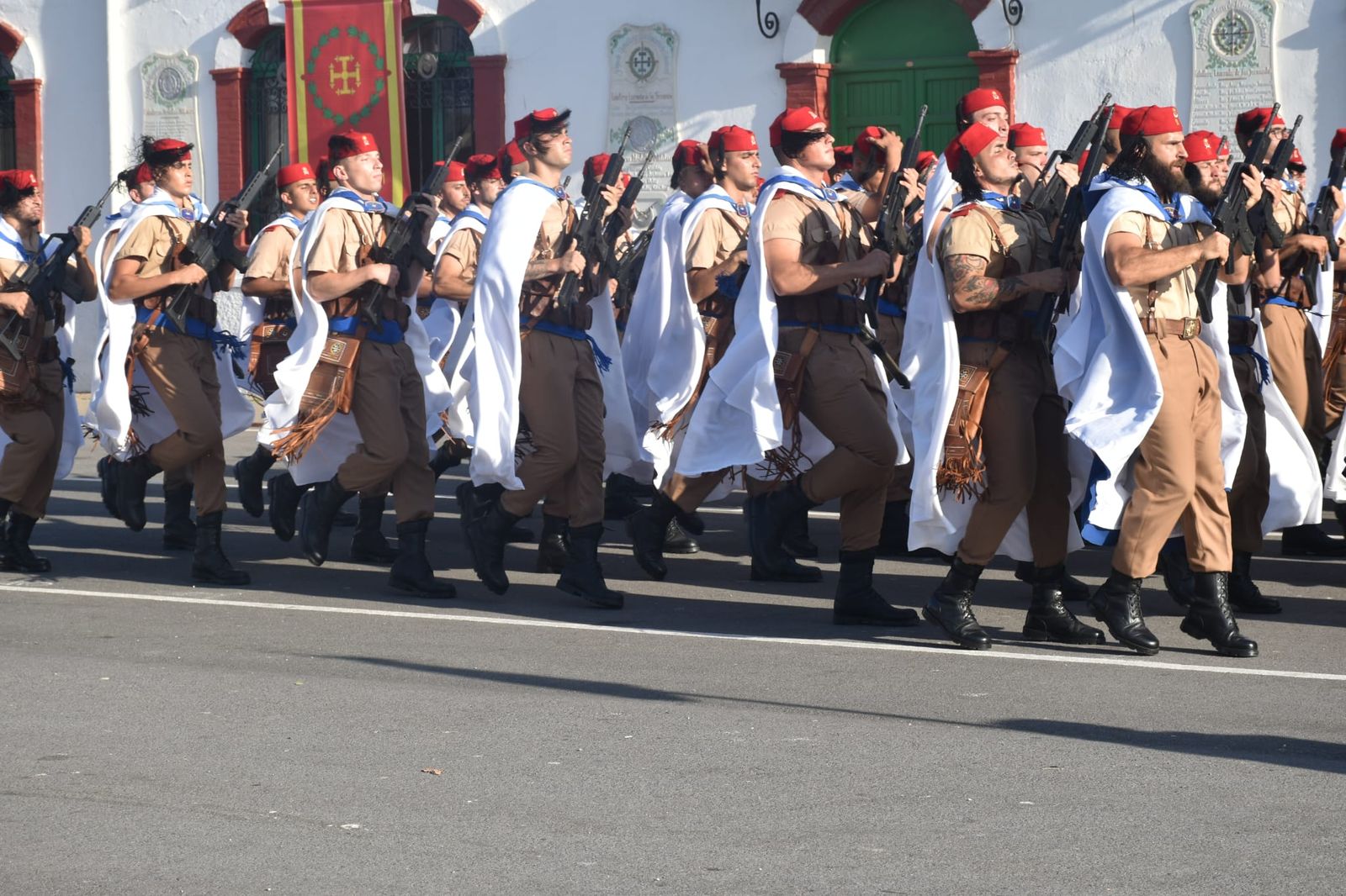 El acuartelamiento González-Tablas acoge una parada militar por el 115 aniversario de Regulares