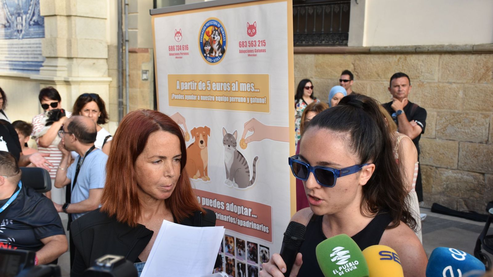 Miembros de la Protectora de Animales de Ceuta leen el manifiesto de la concentración celebrada a las puertas del Palacio Autonómico por los derechos de los animales en Ceuta