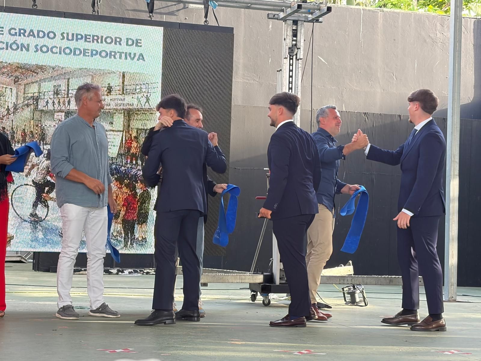 Multitudinaria graduación del Clara Campoamor en el Auditorio de la Marina