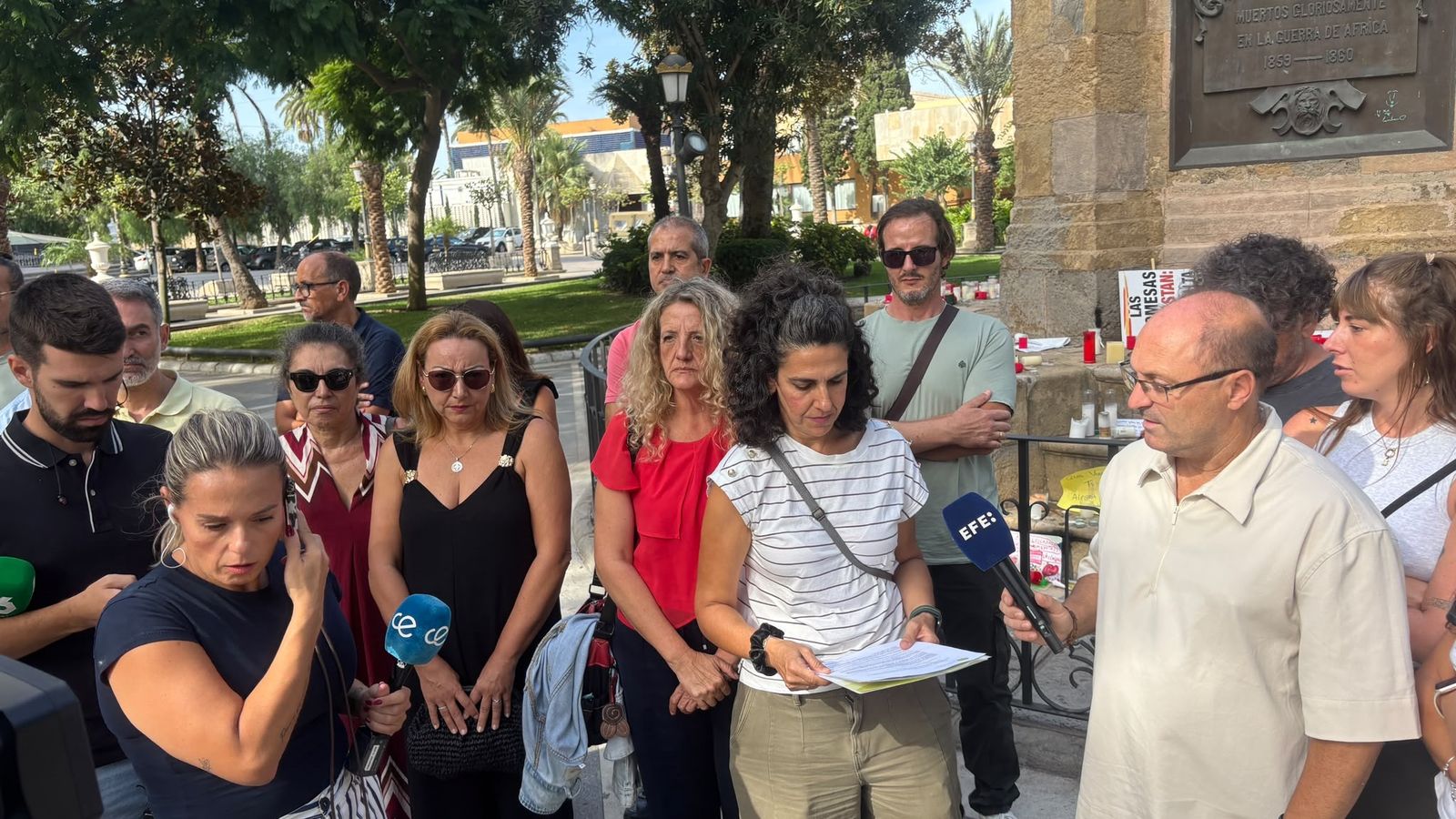 La decana del Colegio de Periodistas de Andalucía, Lorena Mejías, lee un manifiesto durante el acto